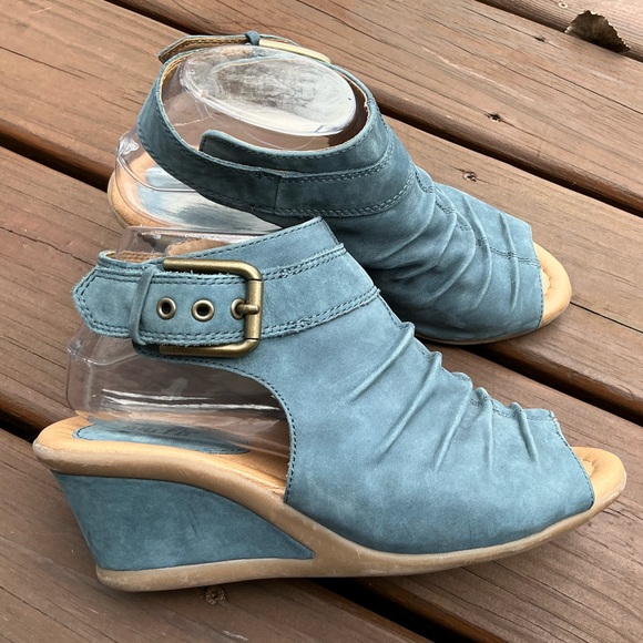 Stylish EARTH leather sandals💙💙 - Picture 3 of 13